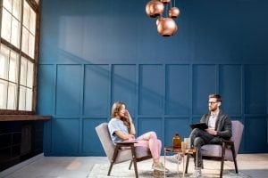 therapist explaining to a young woman what are the side effects of heroin